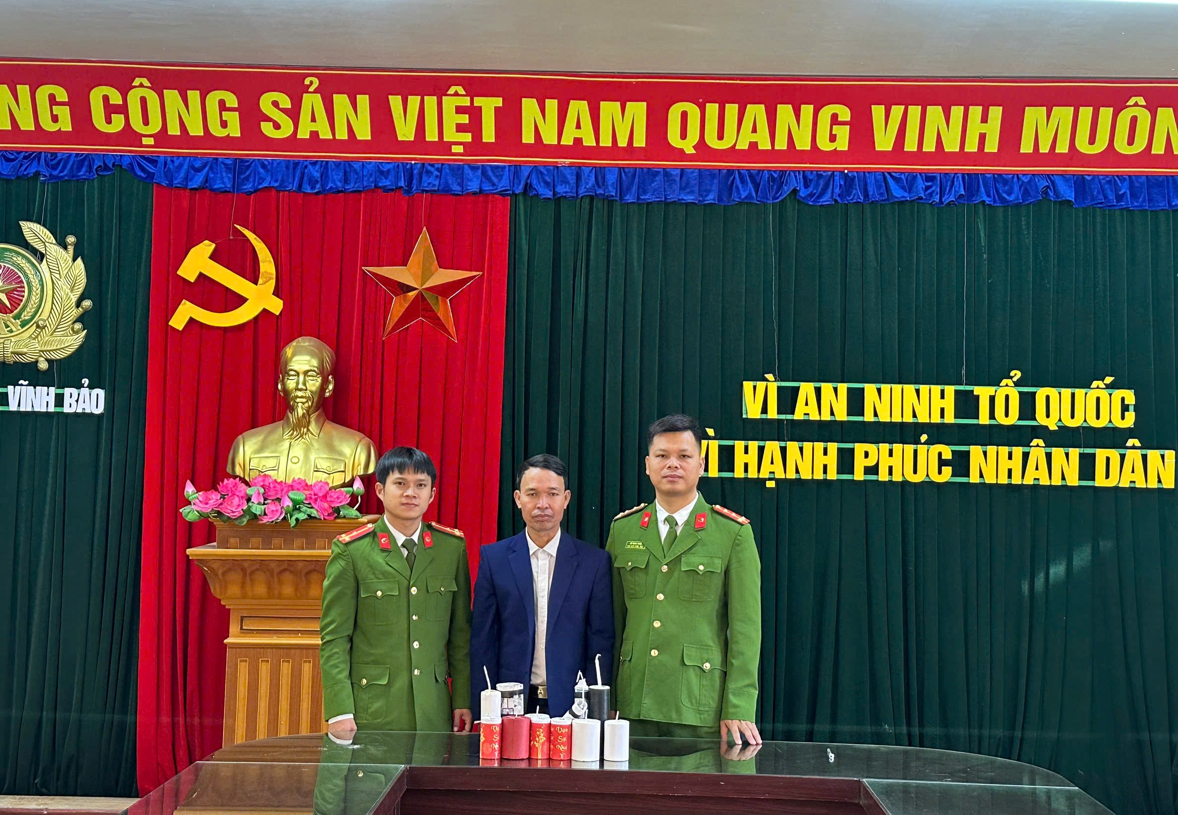 Công an xã Vĩnh Bảo vận động thu hồi 01 súng cồn tự chế và 27,8 kg pháo nổ tự chế